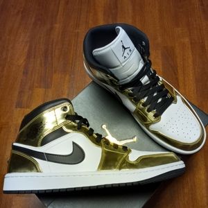 AIR JORDAN 1 MID SE, METALLIC GOLD, WHITE TOE